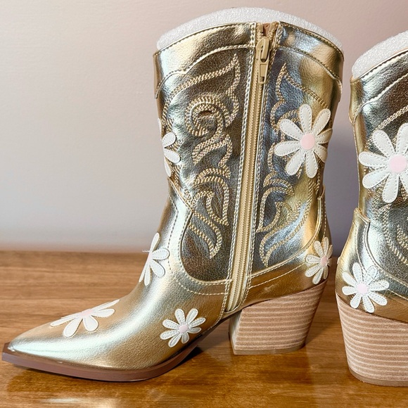 Betsey Johnson Gold Boots with White Floral Appliqué - Picture 5 of 10